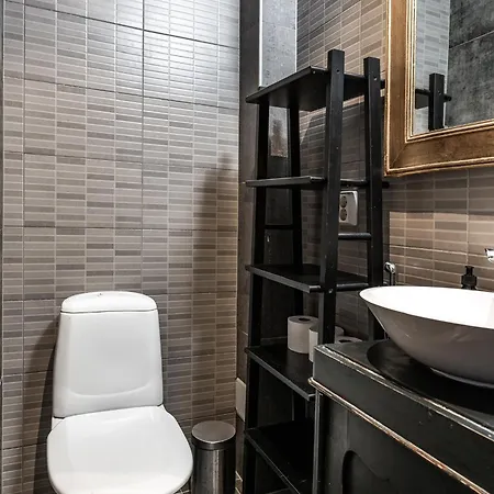 Mama Bear - Near By The Slopes And Village ルカ